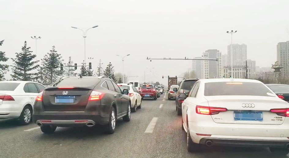 别再黑北湖没人了，停车位都找不着