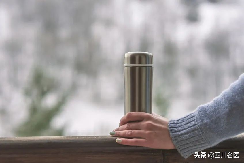 保温杯突然爆炸，女孩右眼球破裂！只因杯子里泡了这个…很多人都干过