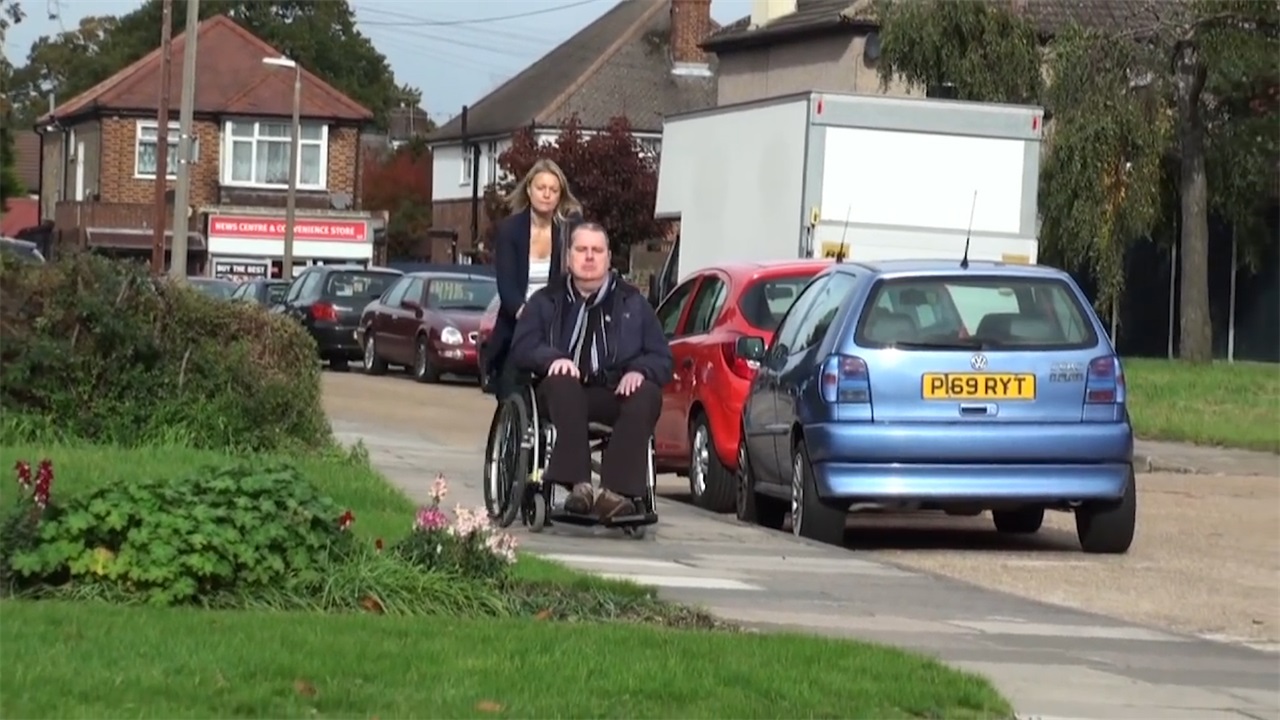 瑞士22岁大学生，发明“自动爬楼梯”轮椅，像坦克的履带？