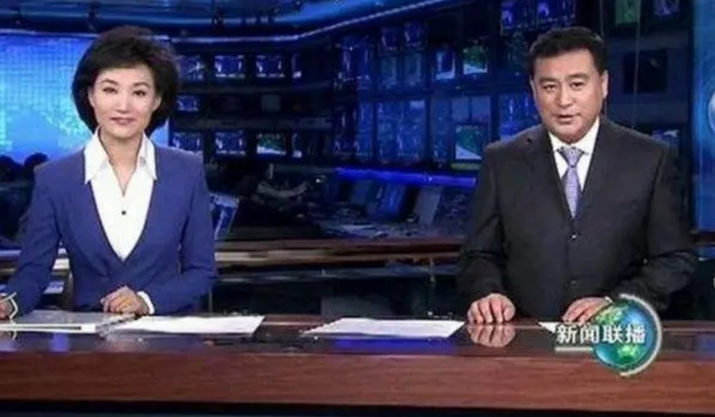 新闻联播主持人念稿子和图像切换,新闻联播结束广播员为啥整理稿子