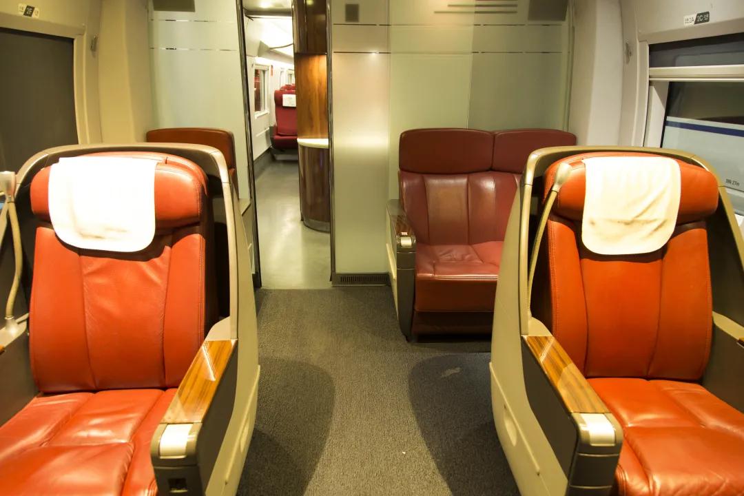 动车上有小桌板吗,动车上的小桌板怎么弄