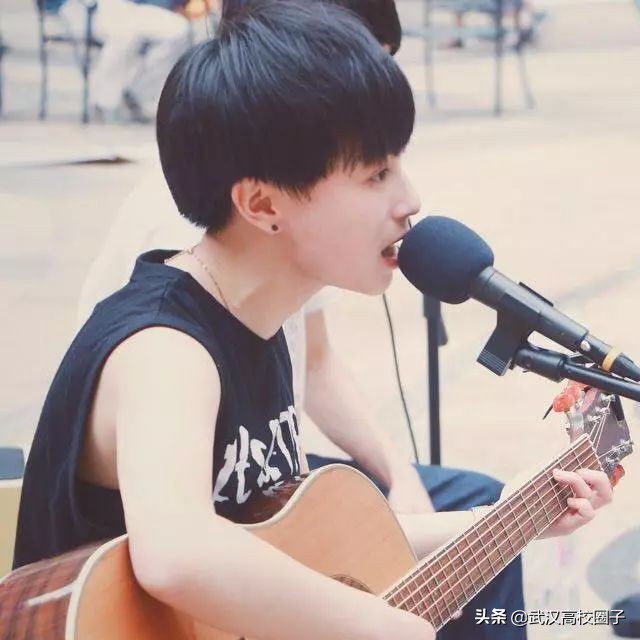 武汉光谷路人唱歌,武汉光谷街头艺人唱的歌