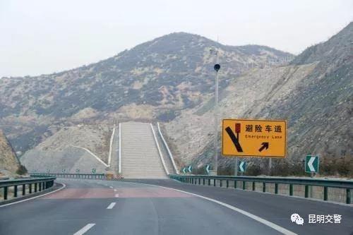 高速公路上的标志和标线如何识别,高速公路上的各种标志标线标牌