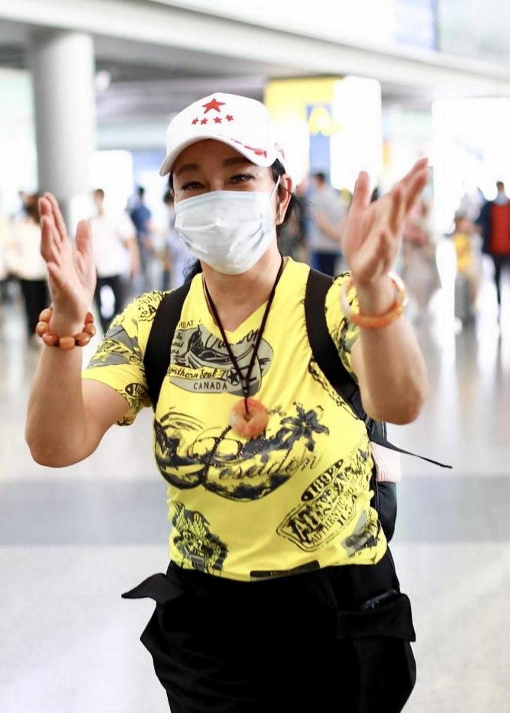 刘晓庆戴超大翡翠贵气十足,60岁刘晓庆肩披牡丹贵气十足