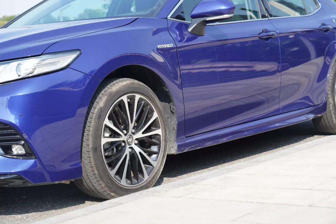 试驾凯美瑞双擎油耗,丰田凯美瑞混动豪华版试驾视频