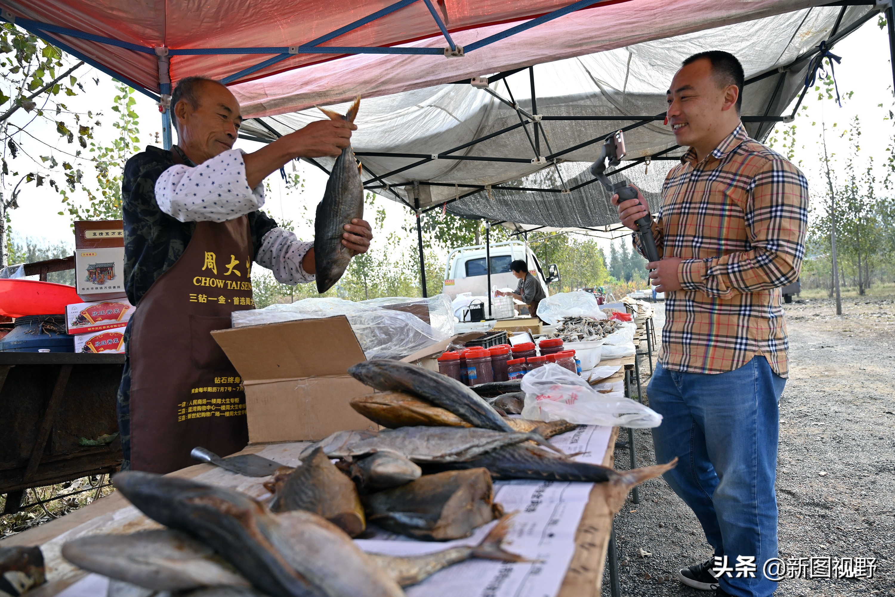 男子返乡拍短视频创业，3个月卖出10万元土货，带火了农村大集
