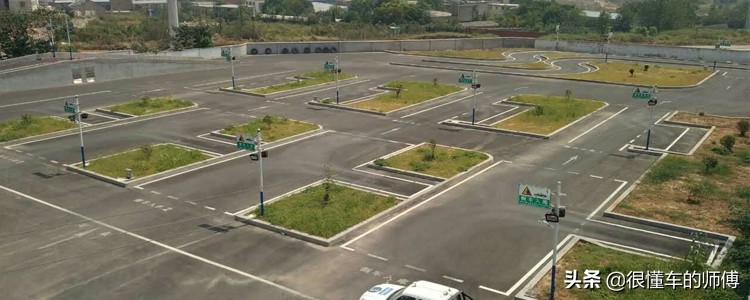 科目二对线闭一只眼睛看点准吗,科目二侧方停车最准的方法图解