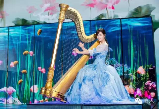 春晚时尚图鉴:热巴杨幂的红裙、王菲刷碗手套和董卿李思思的口红