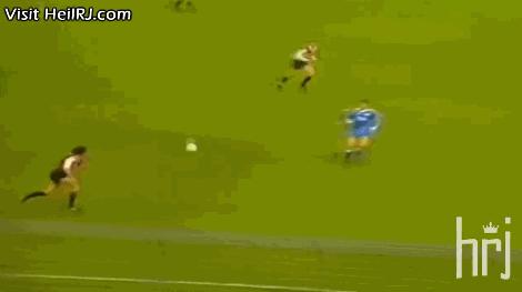 足球史上最全能支点中锋!他可以在中锋、前腰和边锋之间无缝衔接!