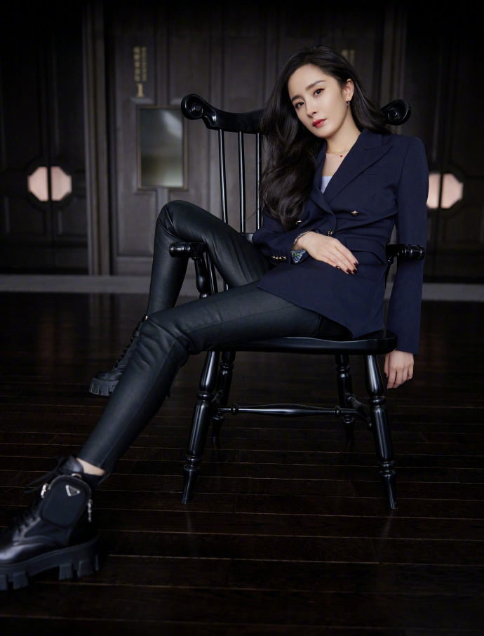 杨幂紧身皮裤穿搭,杨幂穿宽松皮裤