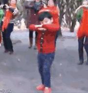 三岁小孩跳广场舞还拿了一把扇子,小孩跳广场舞3岁好不好