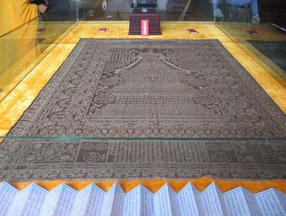 零五年拍卖会一件破袈裟流标，之后被人凑九万买下，如今值1.3亿