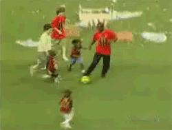 意甲第一足球世家，注定为红黑而生，传奇三号球衣即将解封