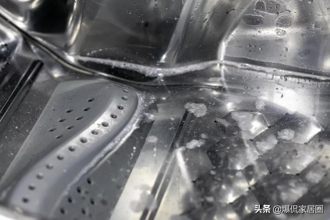 3400买的海尔洗衣机，用了1年多，拆开这个地方一看：懵了