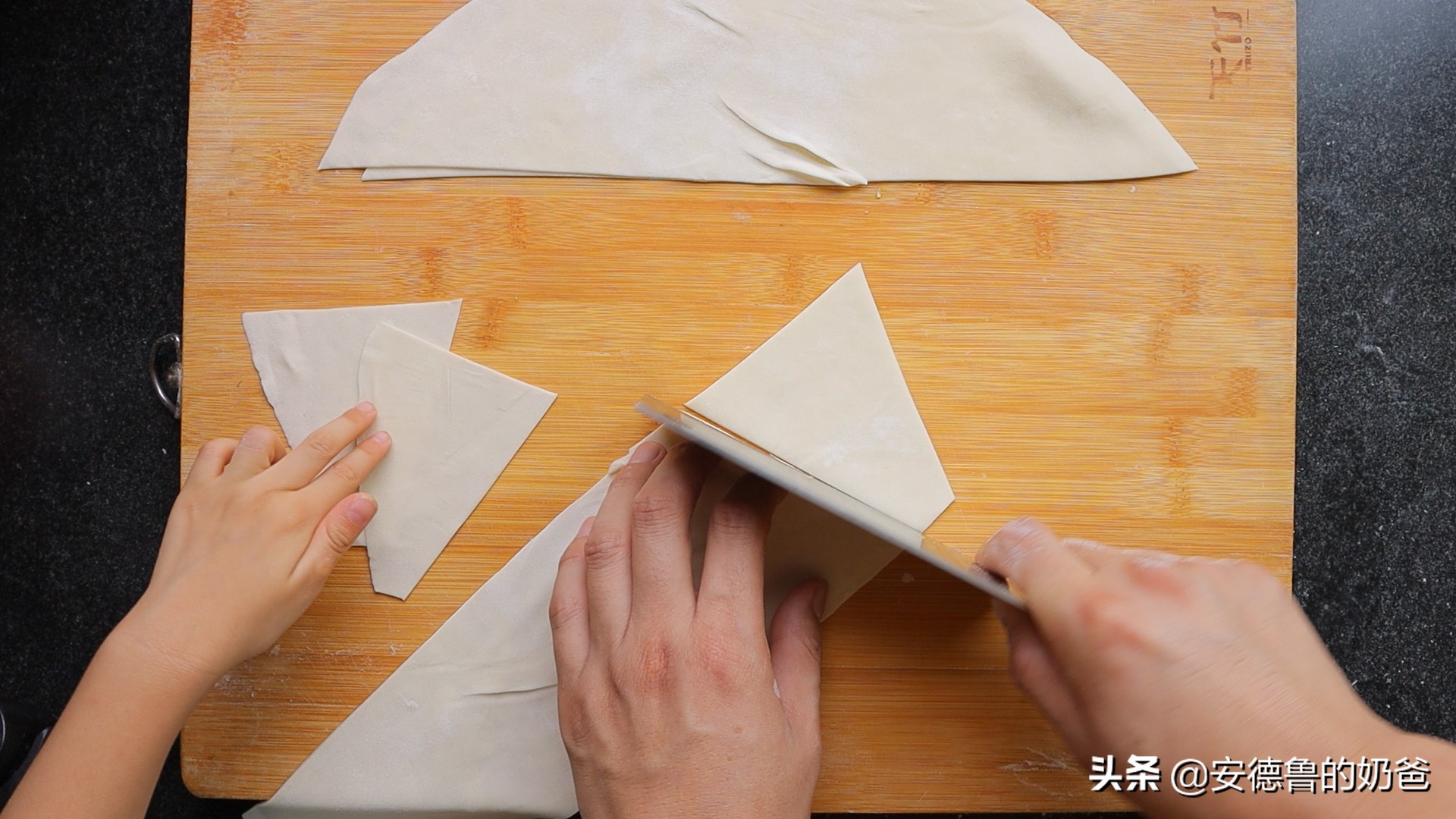 奶爸在家带着娃做馄饨现包现煮真材实料小朋友吃了一大碗