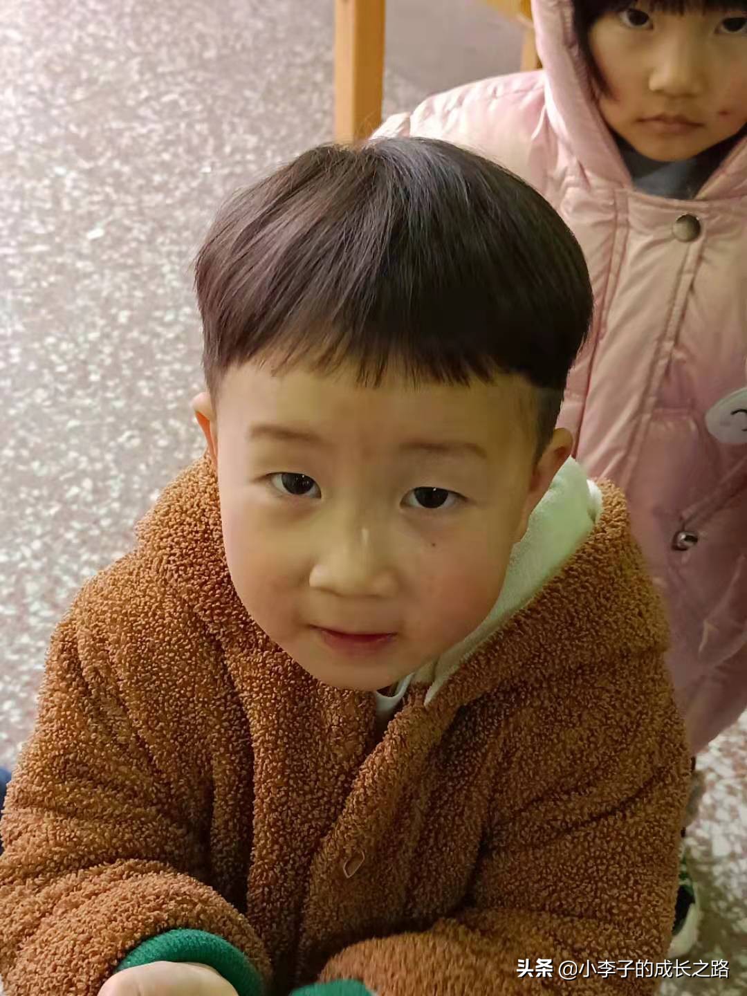 上幼儿园一年了还哭闹,幼儿园新生入园哭闹老师哄娃技巧