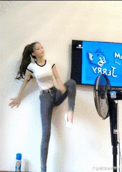 搞笑gif图妹子你这智商真是堪忧啊,妹子超搞笑gif