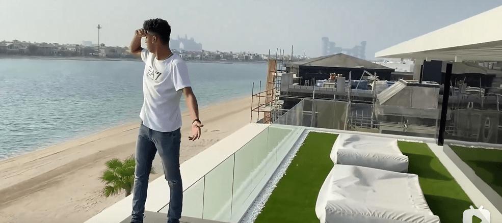 迪拜男子奋斗十年买下劳斯莱斯,迪拜小伙卖掉劳斯莱斯买法拉利