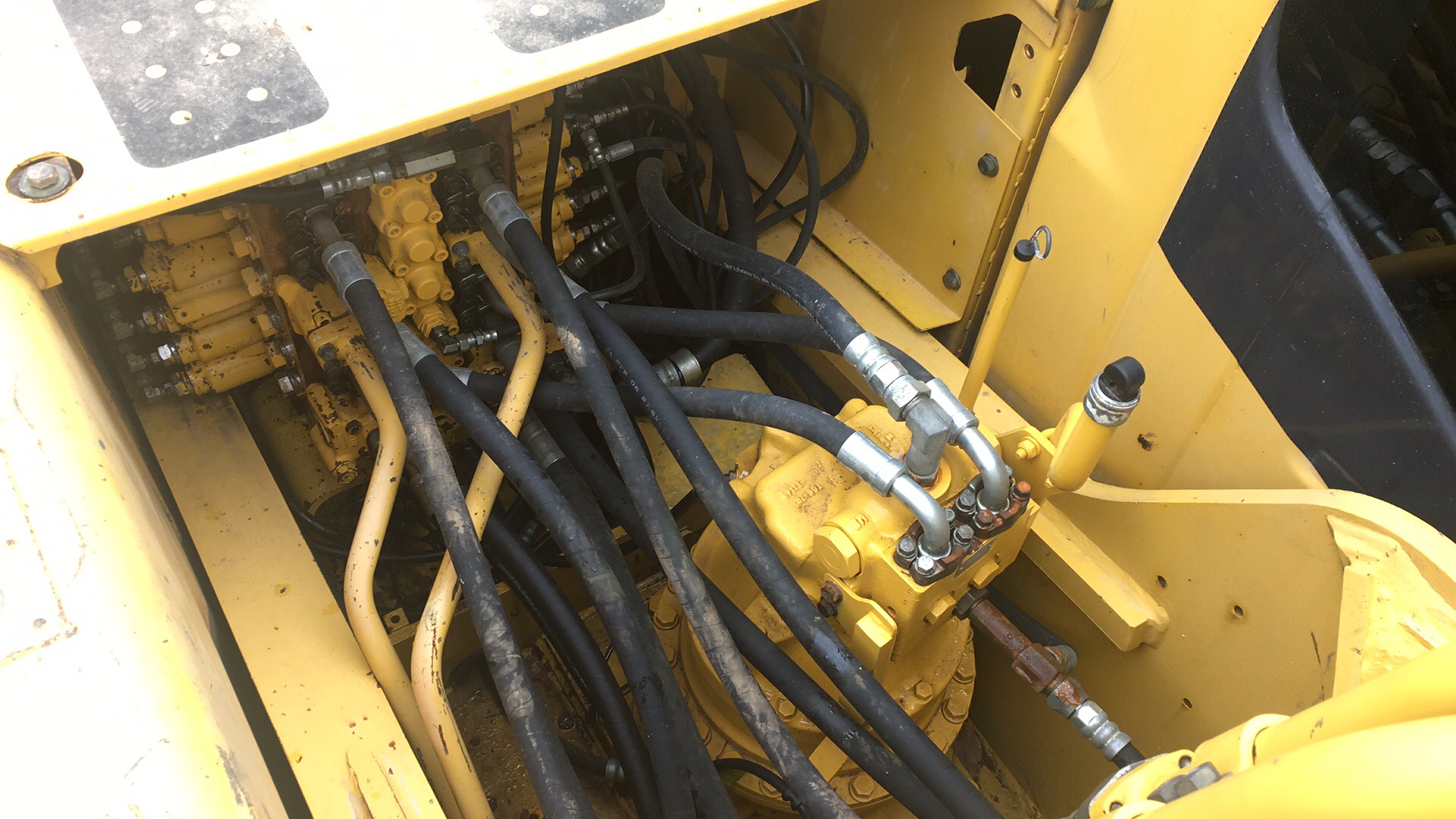 二手挖掘机小松220价格,19年小松220挖掘机多少钱