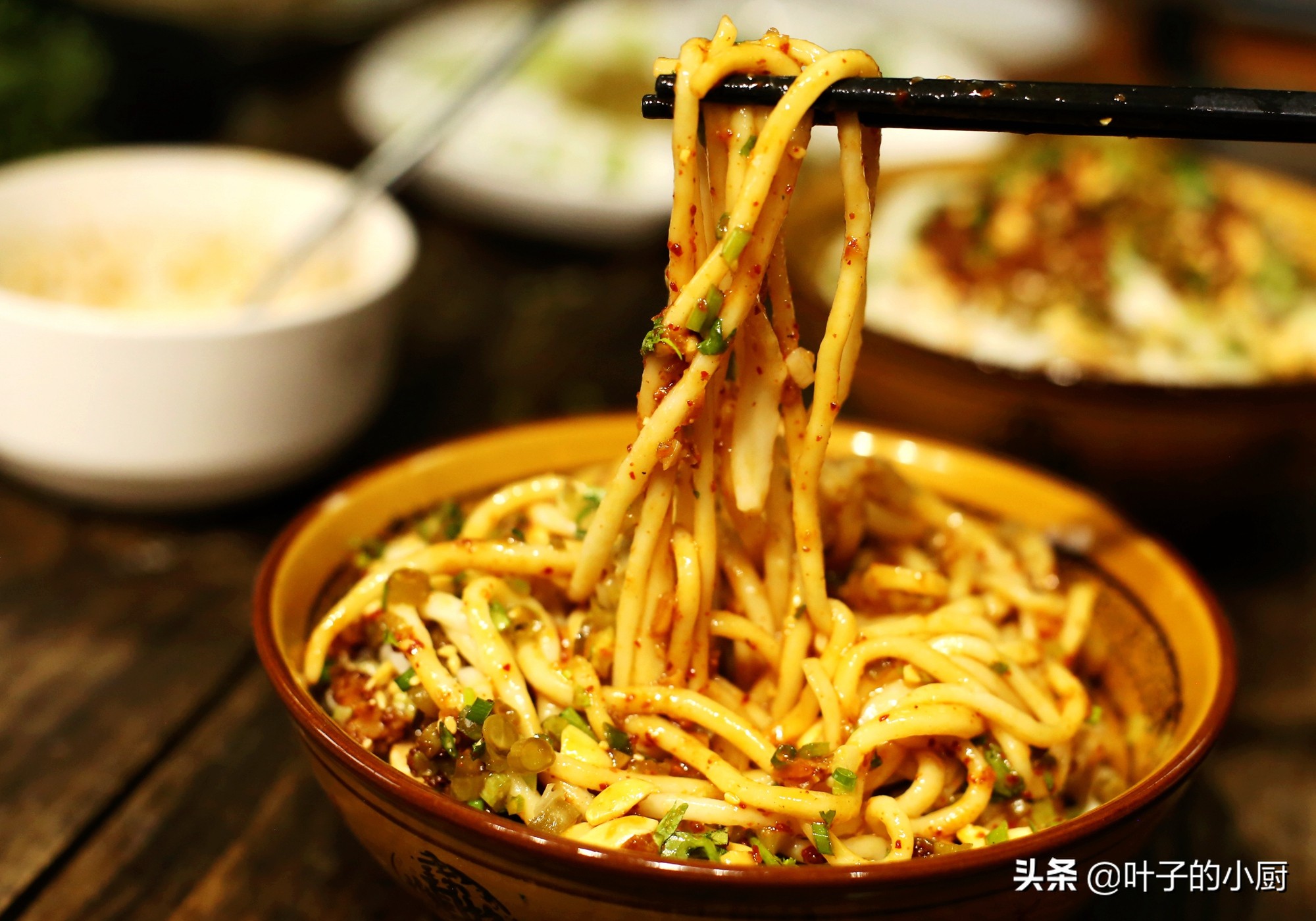 凉拌糖醋凉面怎么做才好吃,两分钟教你凉面做法夏天吃最可口