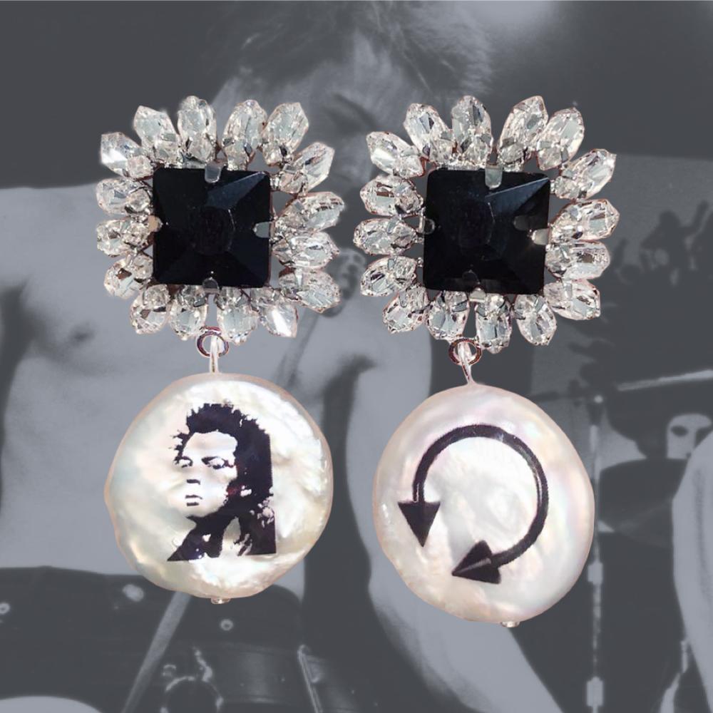 今年夏天，时尚圈流行戴假货