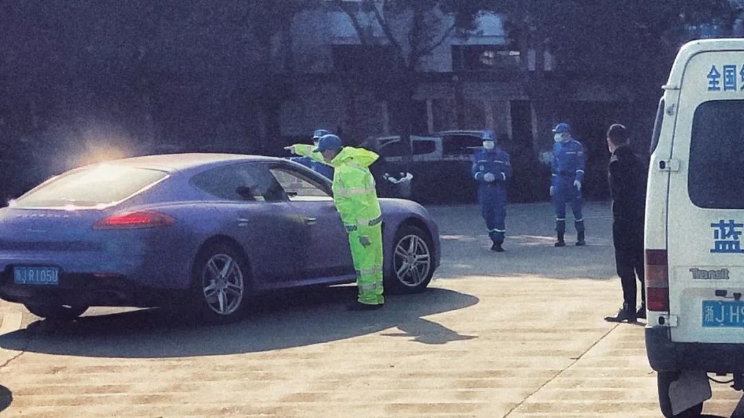 疫情下的县城夜晚照片真实,疫情时期农村的真实生活