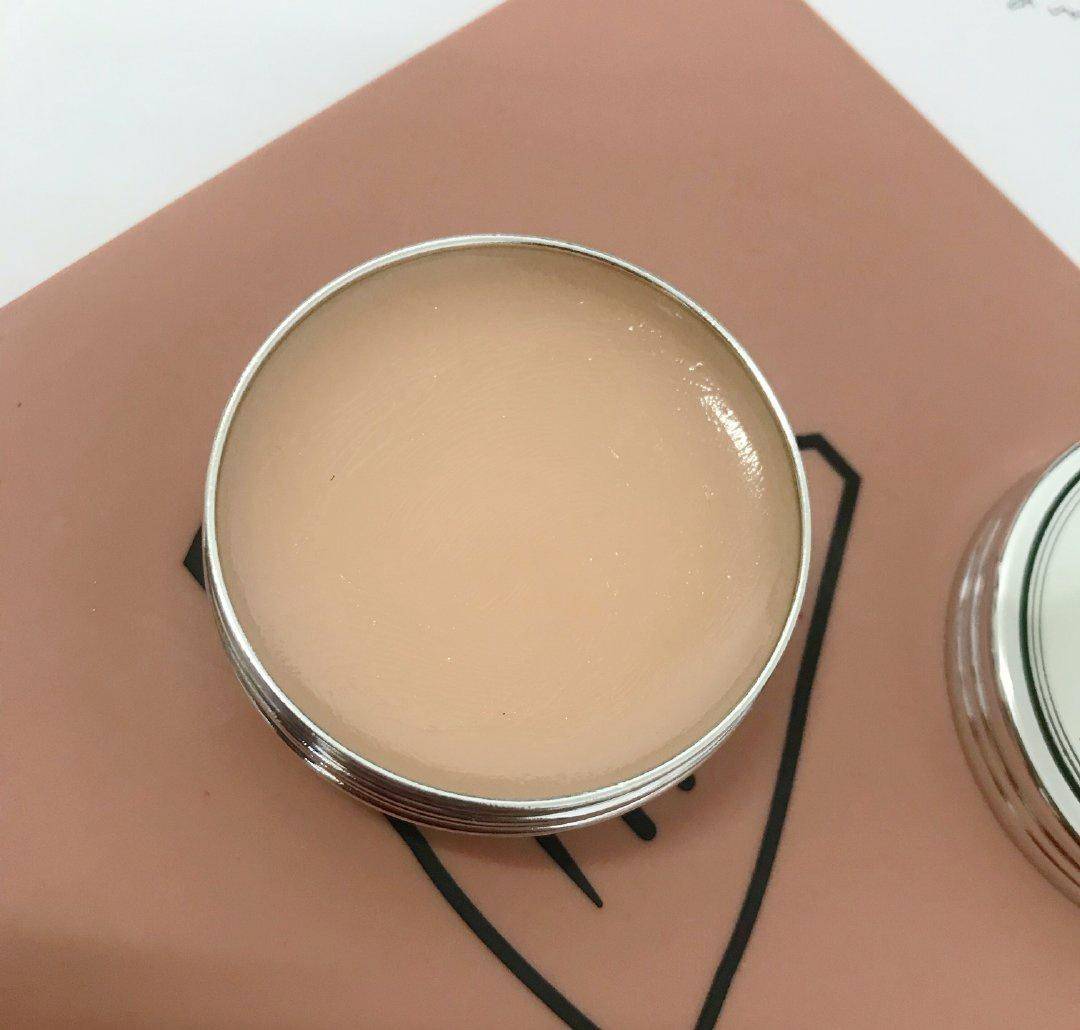 口红推荐涂上非常滋润非常光滑,再贵的口红涂了质感也不好