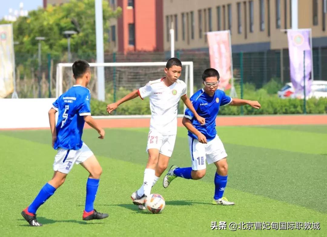 酷暑炎夏也挡不住球友打球的决心,足球绿茵场上的激情与梦想