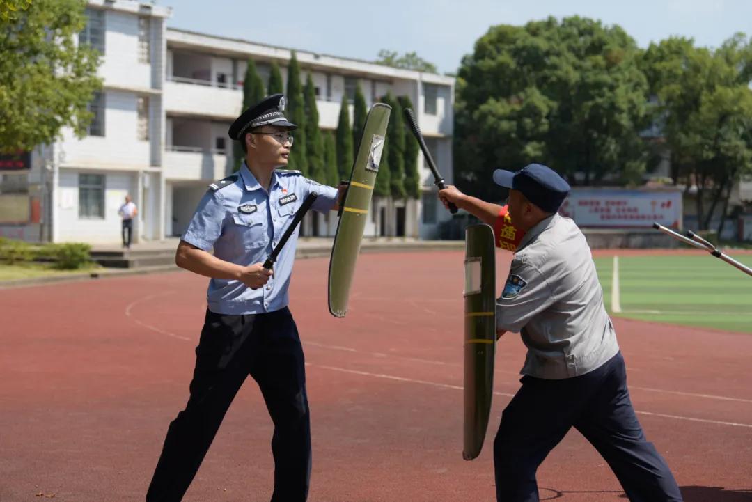 为人民办实事的警察高光时刻,民警为群众办实事典型经验材料
