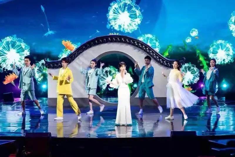 央视端午晚会张瀚徐璐牵手，吉娜内衣外露勒出肉，唱歌却睁不开眼