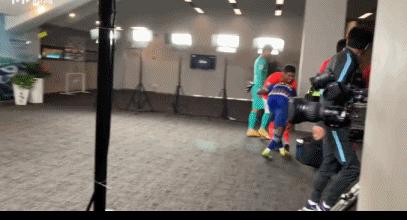 足球上冲突名场面,足球场上冲突为什么不动手