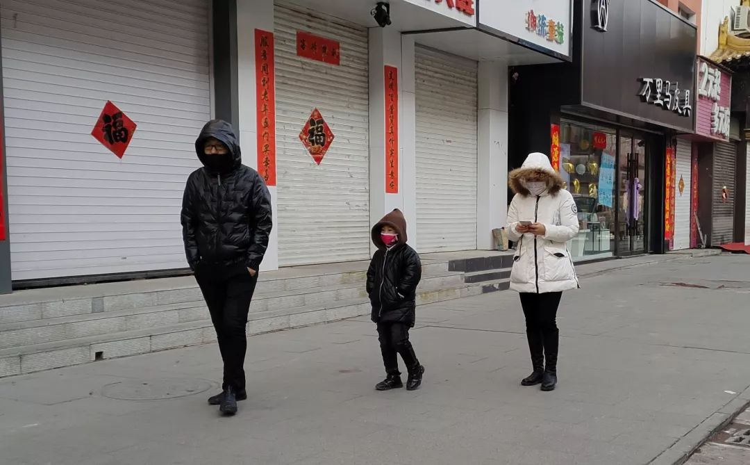 疫情下的县城夜晚照片真实,疫情时期农村的真实生活