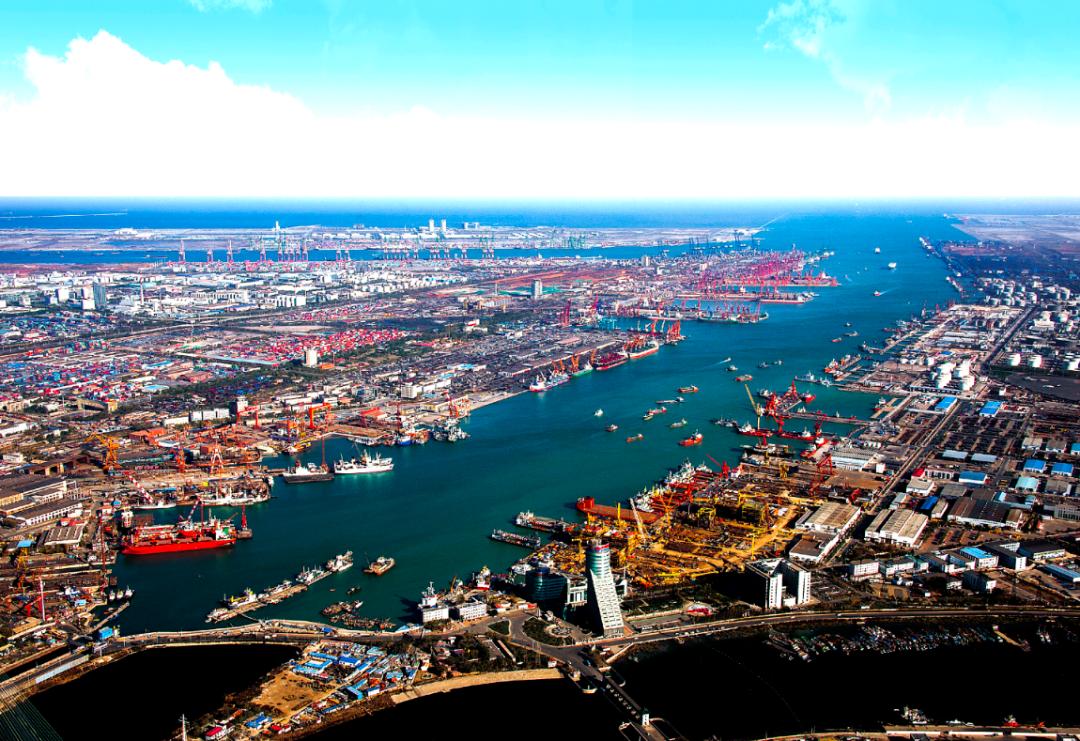 中国沙漠修公路发现一个村,中国花50亿买下沙漠在哪里