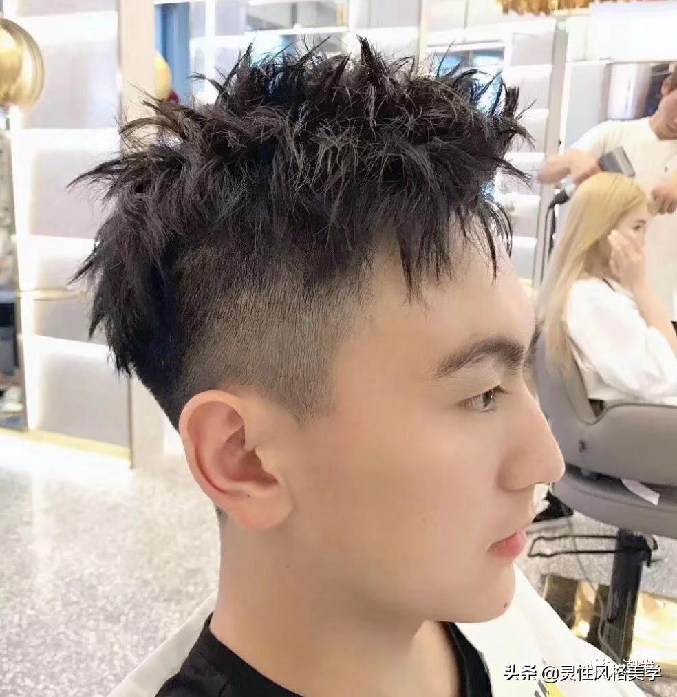 两边铲光的扎发狼尾发型男,2021年最流行男发武士头