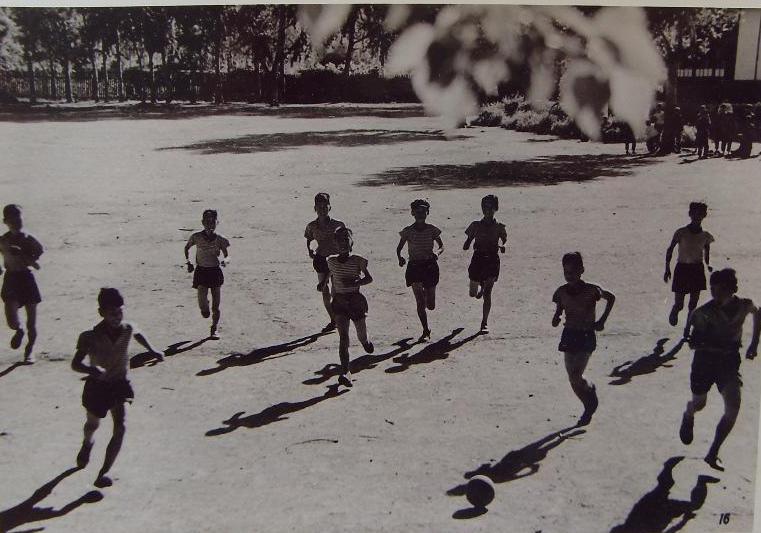 为什么中国踢足球的小孩太少了,为什么中国足球人口少