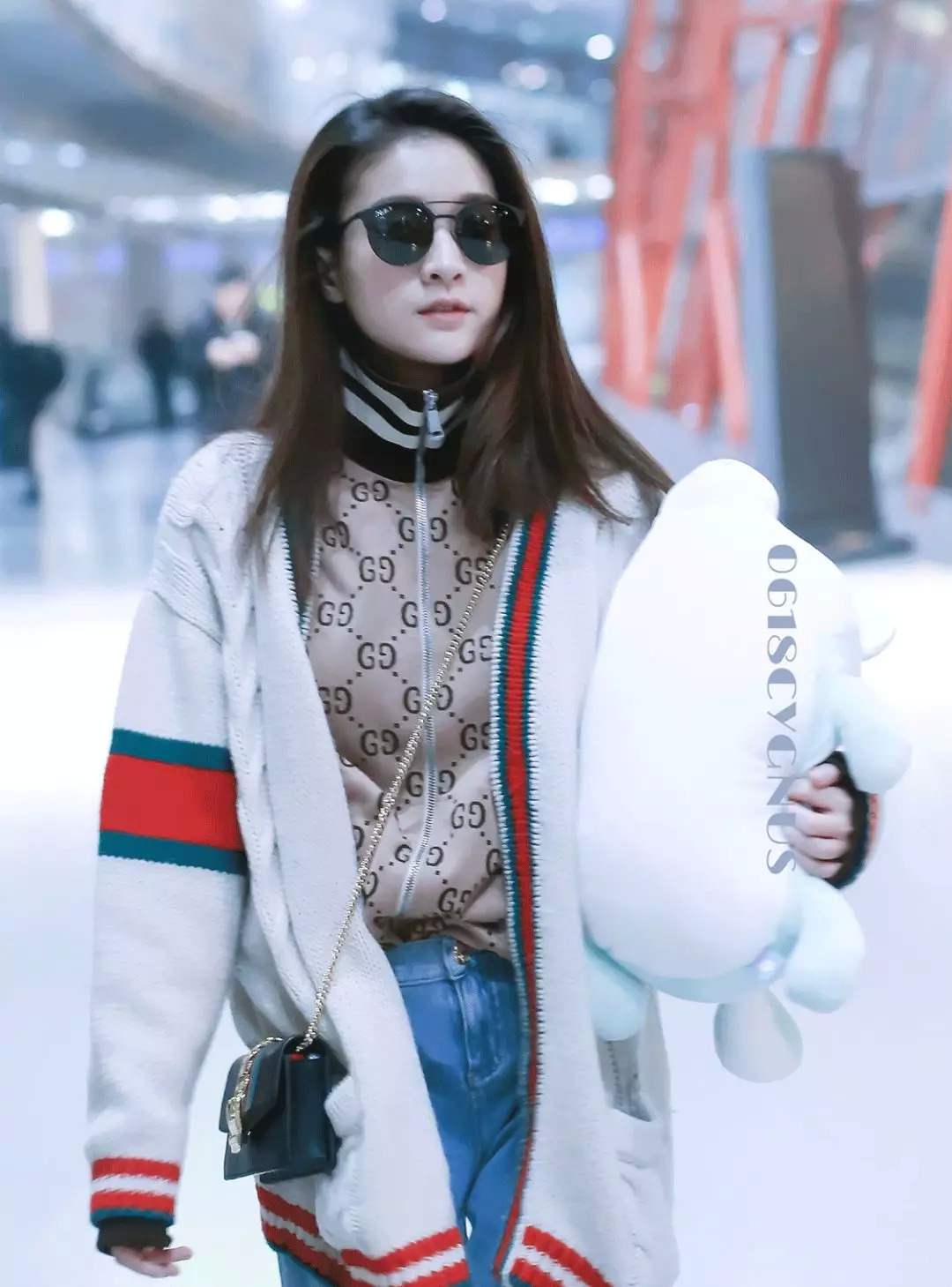 周冬雨刘雯同款毛衣,大表姐刘雯同款绿色开衫毛衣