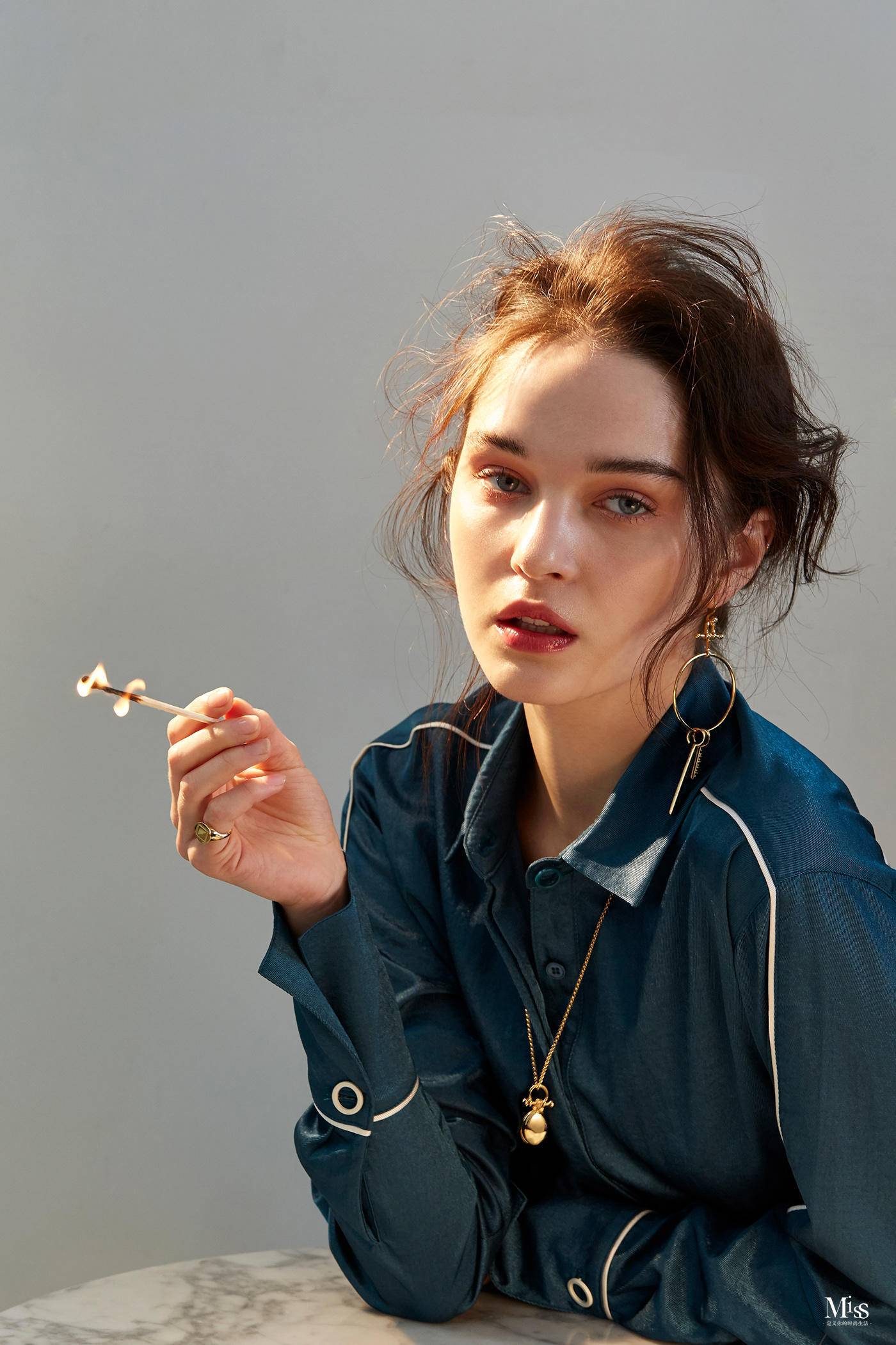 哑光妆容的魅力，在于提供漆黑的夜晚，展现色彩之美