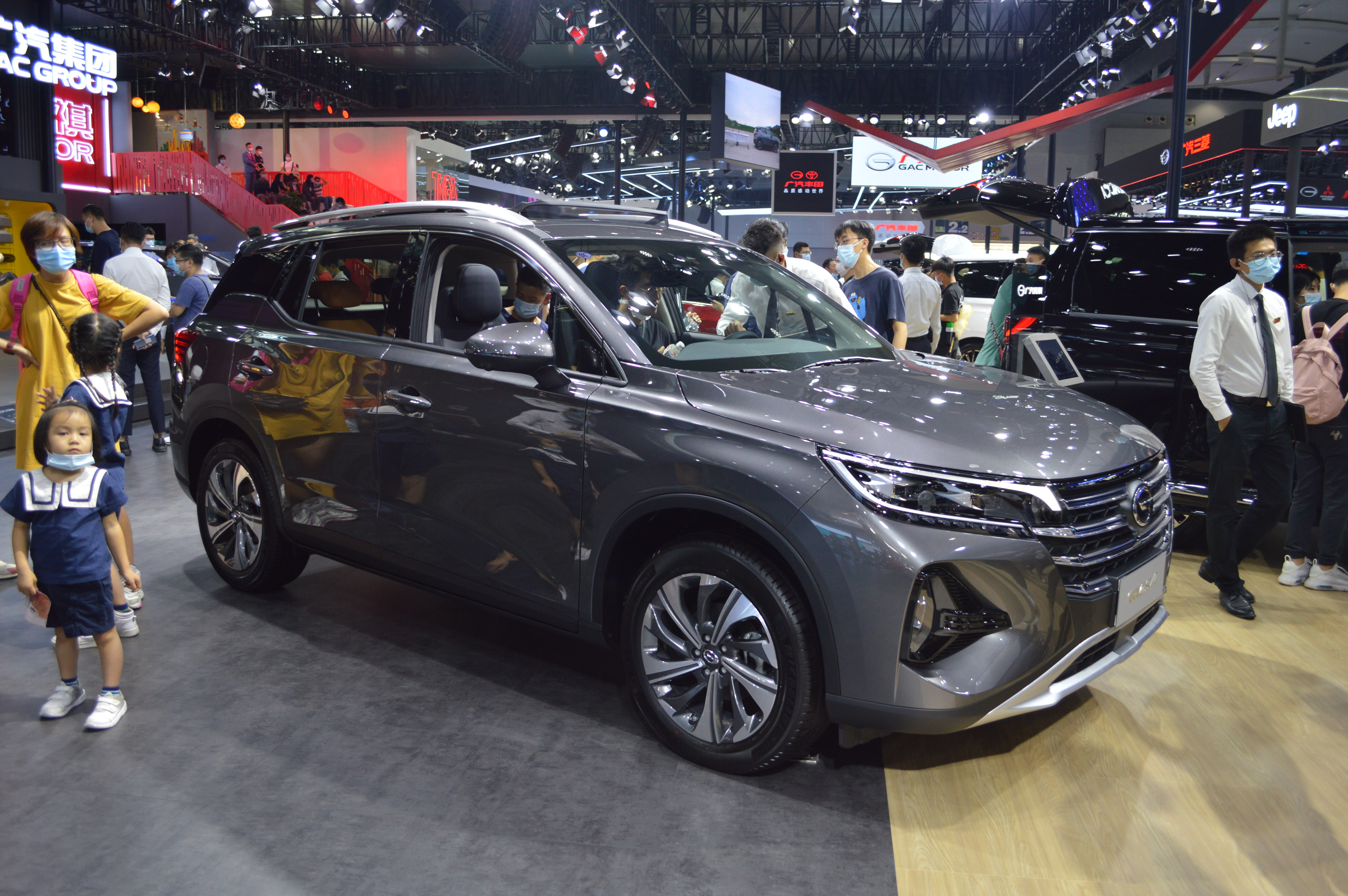 广州车展车模小姐姐,2019上海国际车展广汽传祺车模