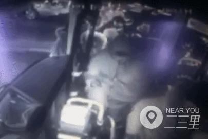 十四岁女孩被打打人者已找到,女子插队被打完整视频打人者成都