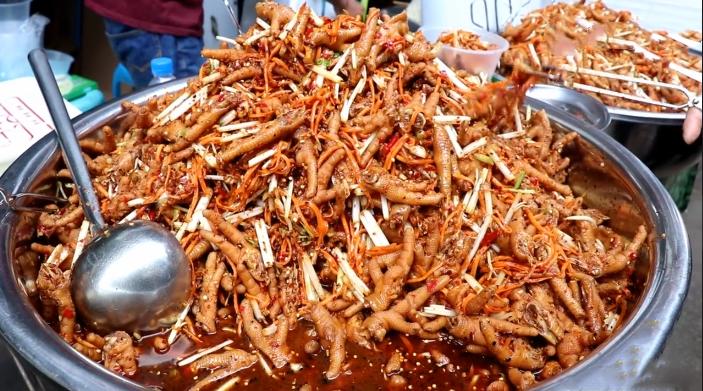 街边卖小吃一天赚500元,23岁小伙自创10元小吃5000摆摊