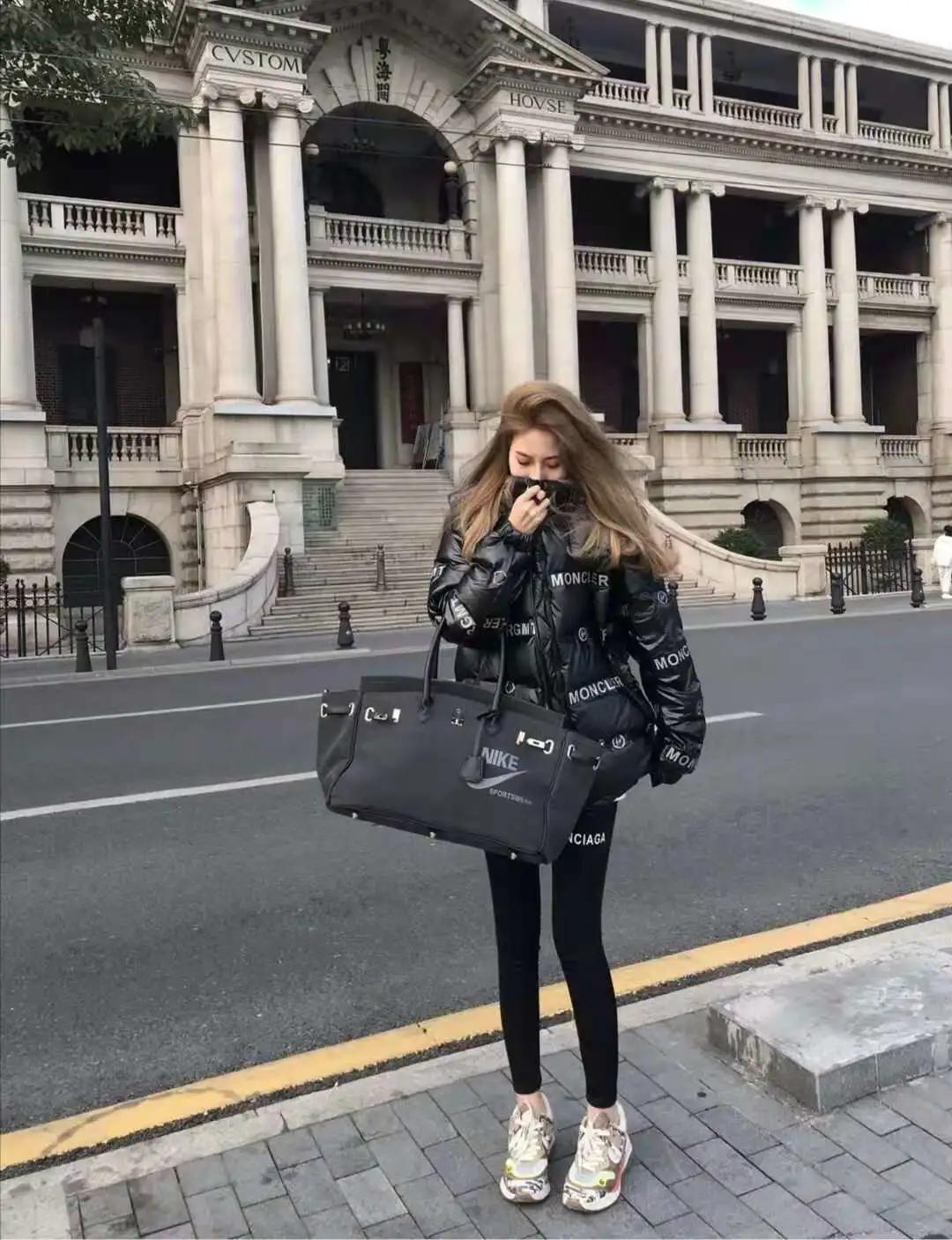 藏蓝色短款羽绒服搭配下装,短款收腰羽绒服适合配的下装