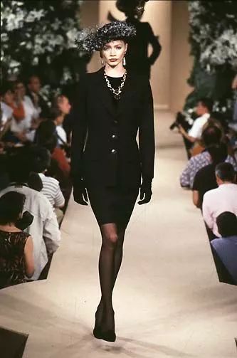 那个卖口红的YSL,教会女孩不色情的穿黑*袜丝**