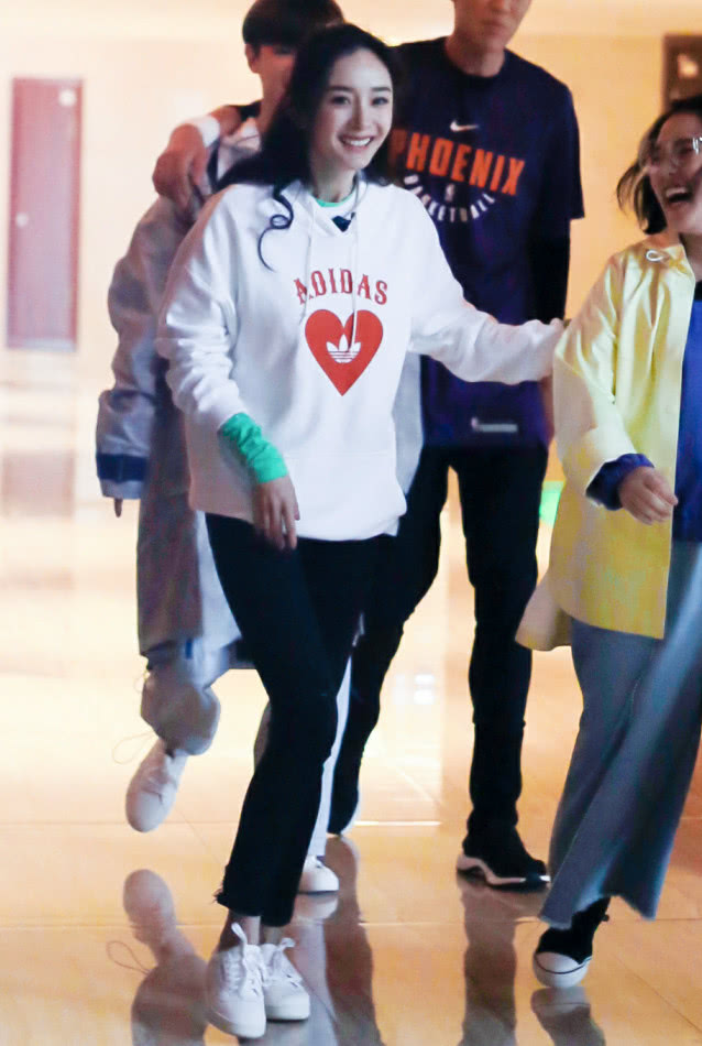 最近网上火了一种卫衣穿法:内衬衣袖比外衫长1/4,超级时髦!