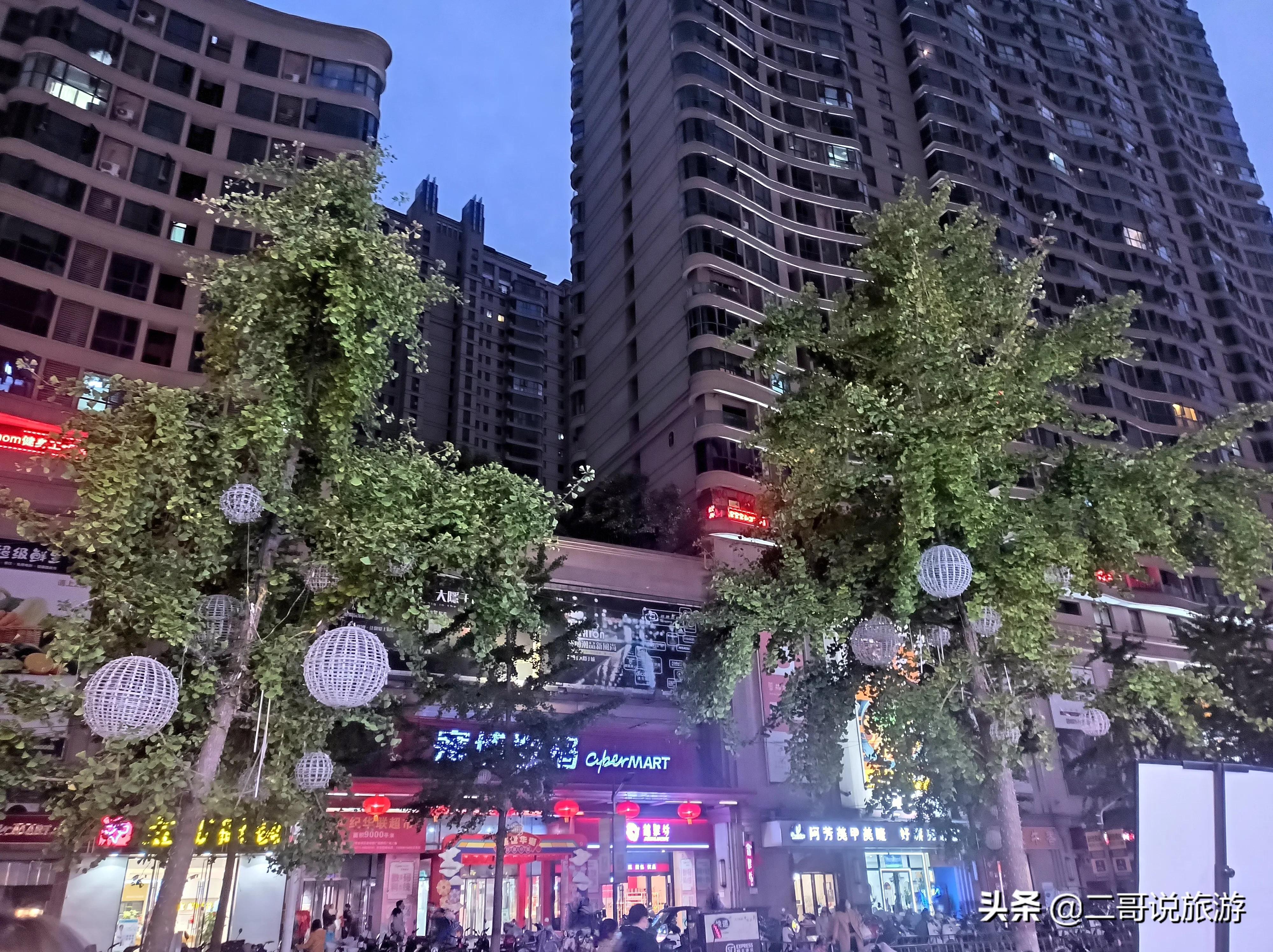 郑州金水区有个“奇怪”的广场，曾经繁华喧嚣，如今逐渐萧条