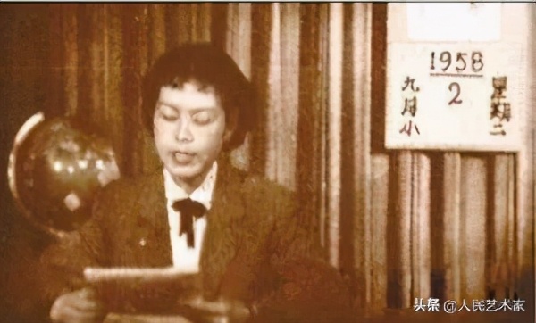 她是中国第一位电视播音员，师从开国大典播音员，发掘赵忠祥，指导敬一丹，是白岩松心中让央视变柔软的存在