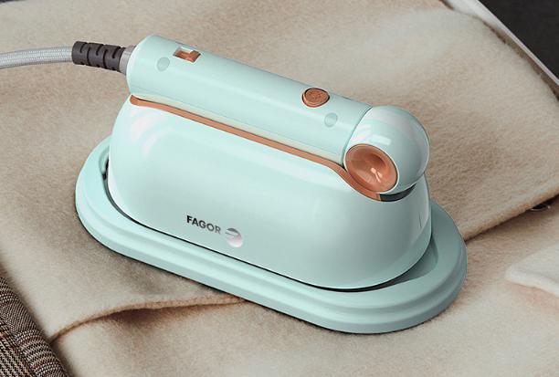 新衣服皱巴巴比农村来的还土气！法格挂烫机化身宠衣狂魔，真巴适