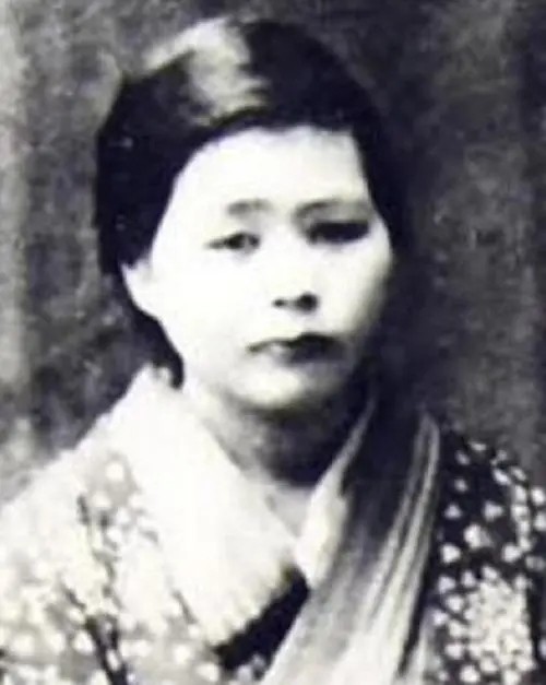 她为郭沫若生五个孩子却被抛弃，后入中国籍，临终前捐500万日元