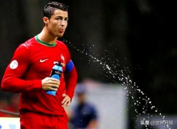 足球运动员为什么喝水要吐出来,为什么足球运动员喝了饮料吐出来