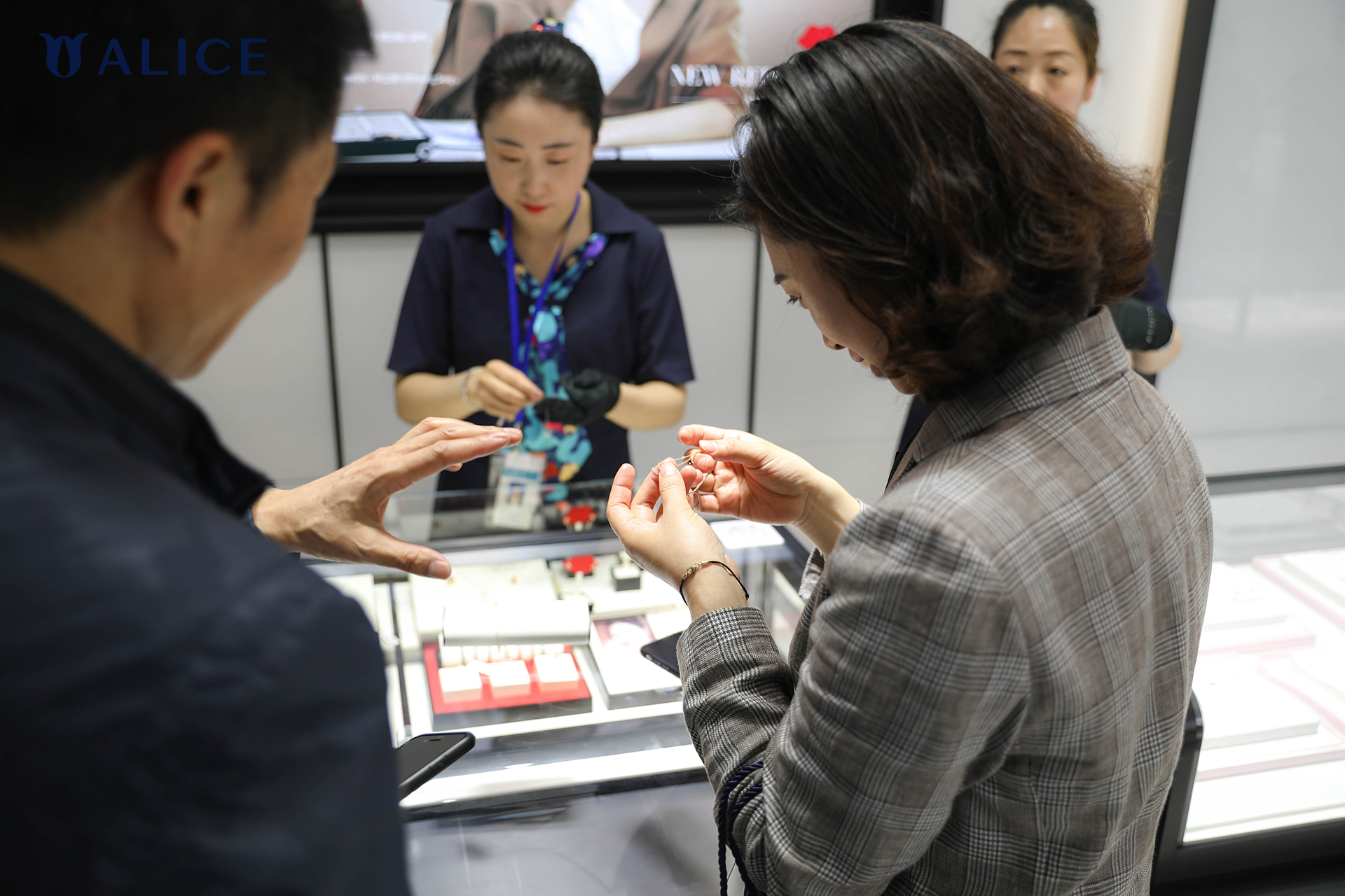 爱丽丝珠宝开业,爱丽丝alice旗舰店