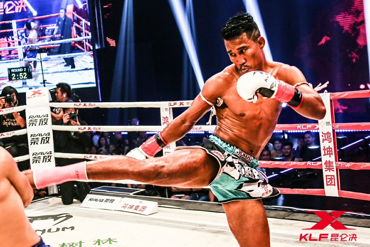 昆仑决泰拳名将打吐对手,昆仑决谁的拳最重